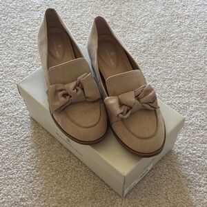 Bandolino Tan Bow Loafers